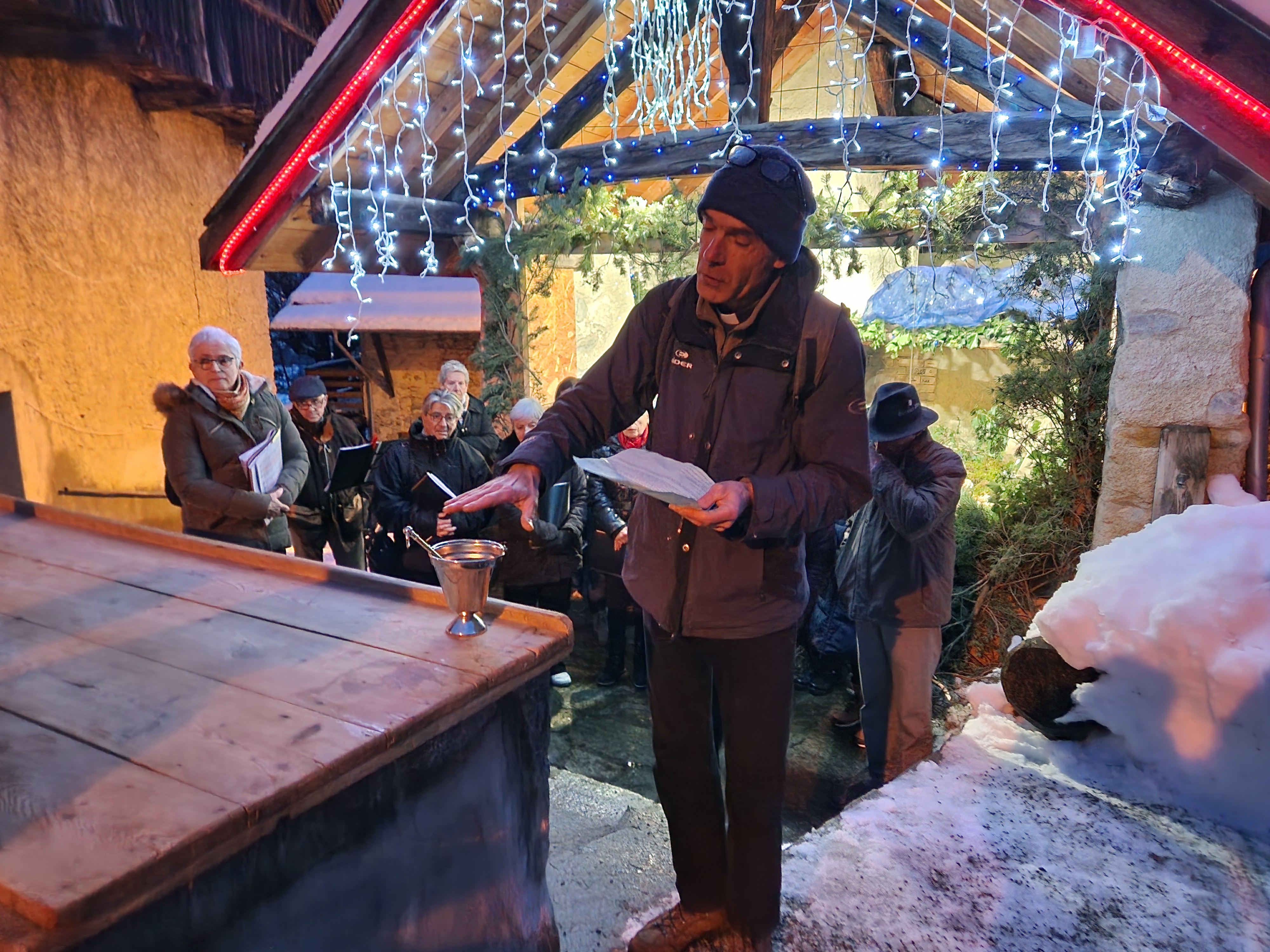 Les santons ont été sortis de leur boîte en carton