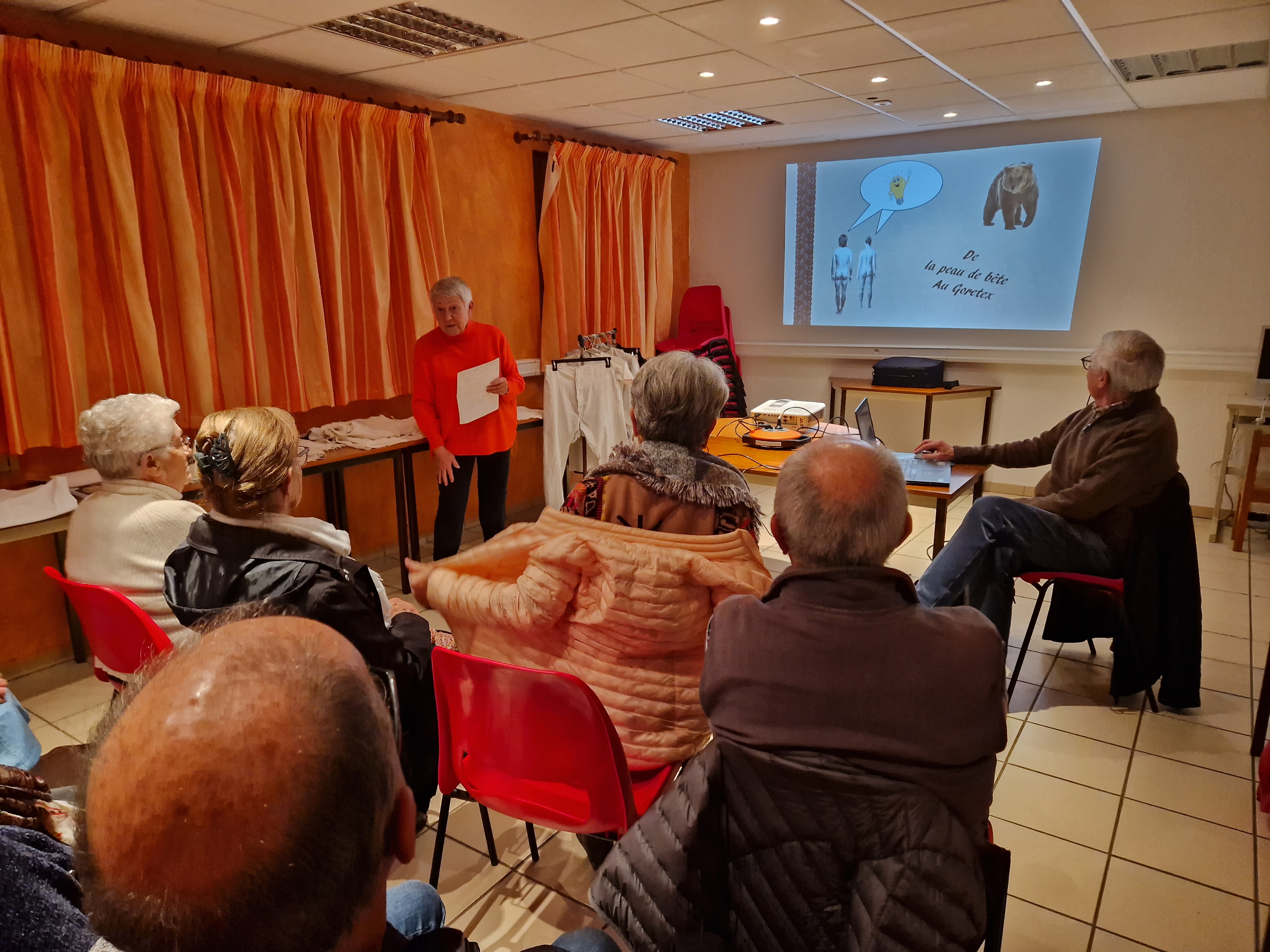 Les tissus et vêtements ont réuni