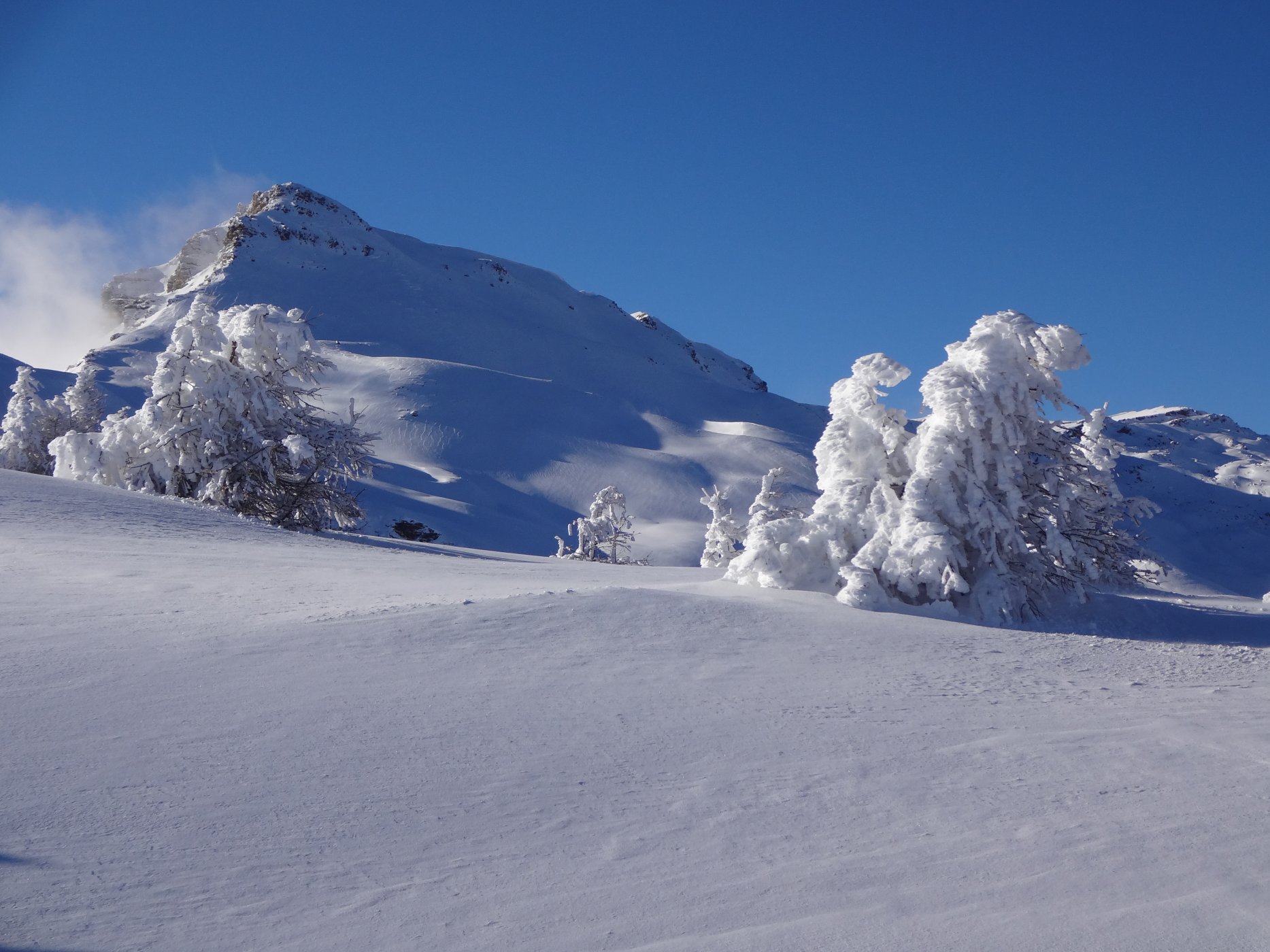 Le Pinfol (2649m) depuis la crête de la Brèche à Fouran. Cette cime peu connue est riche d’une belle variété d’itinéraires.