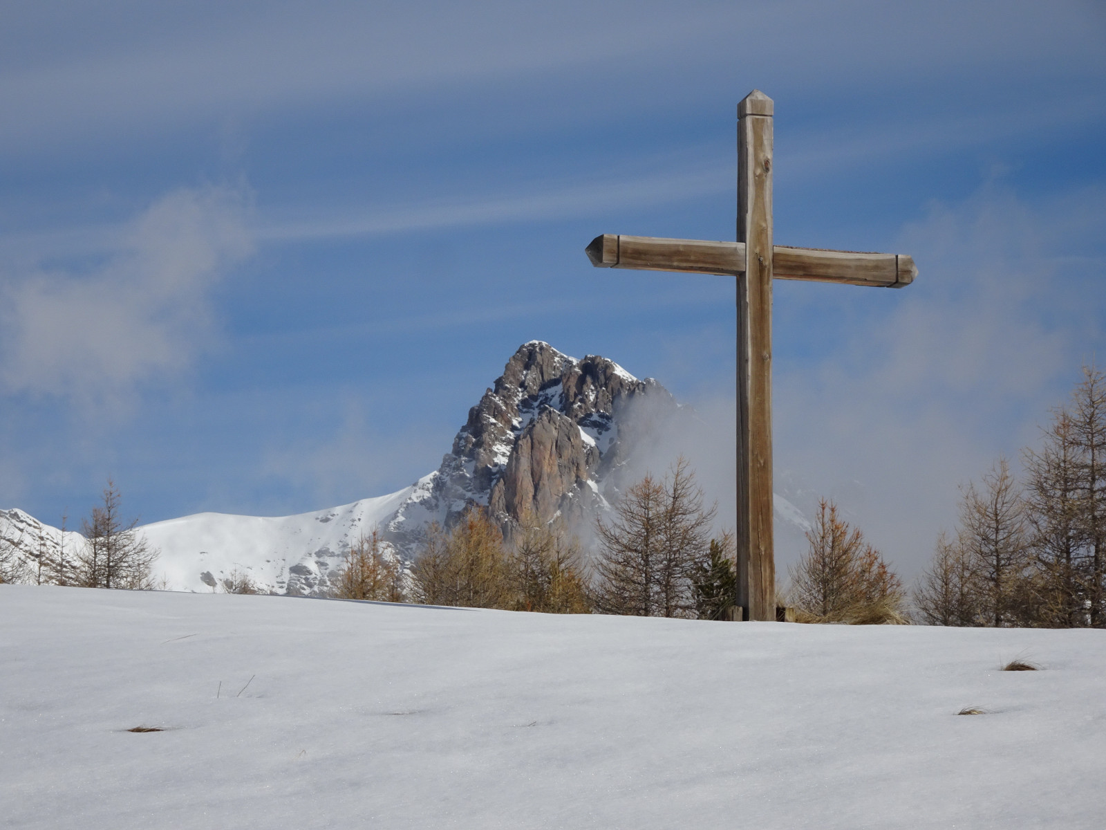 La croix des Résinières 2007. Peu à peu les mélèzes se rapprochent. Si le réchauffement climatique se poursuit, elle subira le même sort que la croix historique, cinquante mètres plus bas.