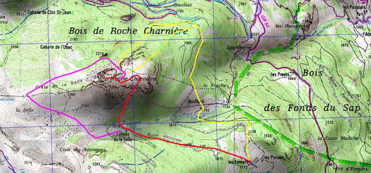 ROCHE CHARNIERE : en rouge voie normale depuis Réotier ; en violet clair, boucle de la Selle ; en jaune, combe et pente nord est ; en variantes accès depuis le Ponteil : violet foncé pour la montée, bleu clair pour la descente.