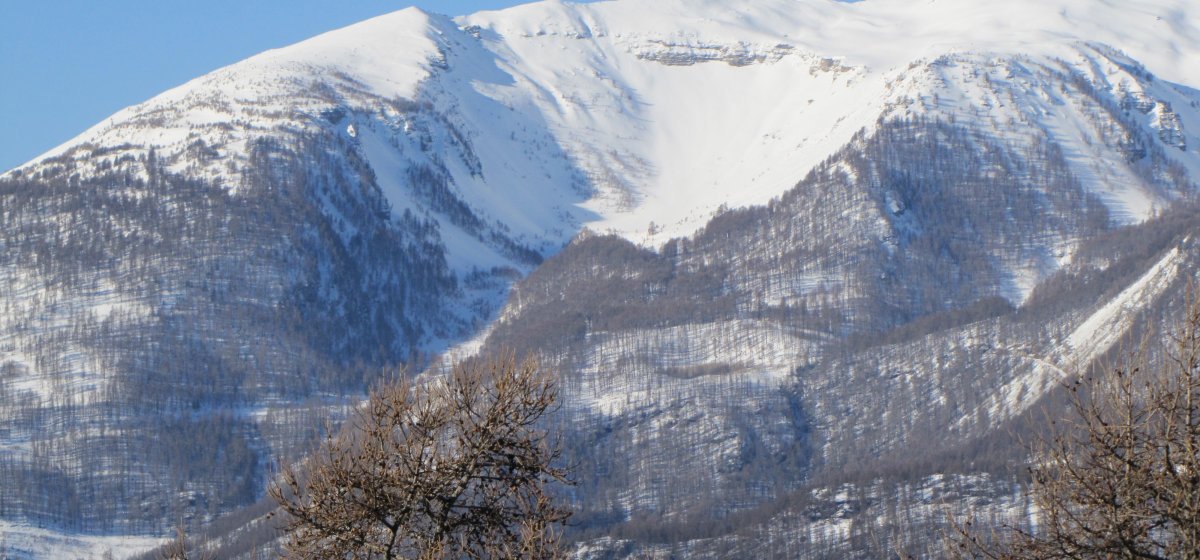 Tête de Fouran versant nord est : sur le ciel, la crête de la Brèche et l’arête de la Vieille donnant accès au plateau de l’Alp et au Pinfol. Sous le sommet la pente du Clot.