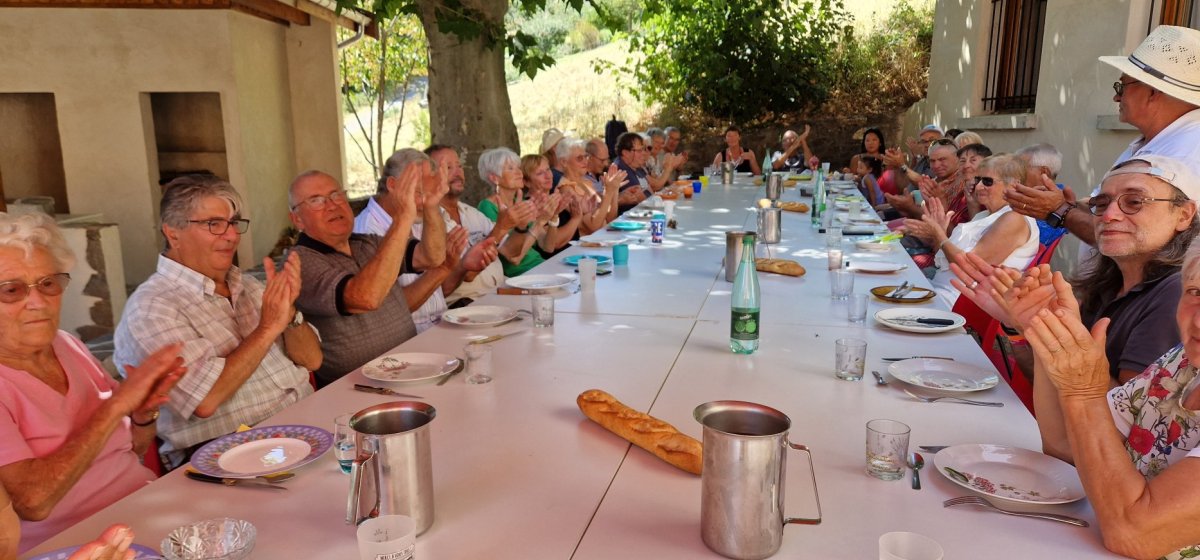 Repas partagé sous la chaleur