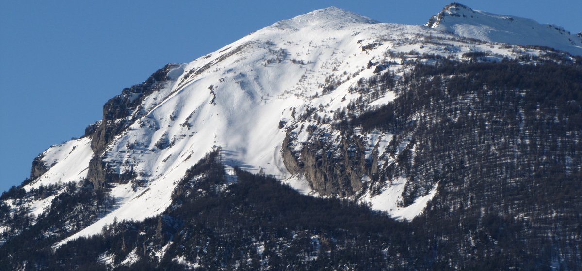 Tête de Foura, couloir de Manouel. Le Pinfol apparaît au-dessus de la Crête de la Brèche.