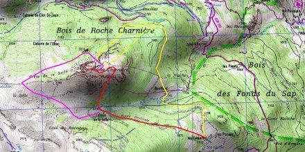 ROCHE CHARNIERE : en rouge voie normale depuis Réotier ; en violet clair, boucle de la Selle ; en jaune, combe et pente nord est ; en variantes accès depuis le Ponteil : violet foncé pour la montée, bleu clair pour la descente.