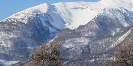 Tête de Fouran versant nord est : sur le ciel, la crête de la Brèche et l’arête de la Vieille donnant accès au plateau de l’Alp et au Pinfol. Sous le sommet la pente du Clot.